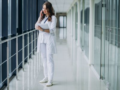 Pracovná obuv: pohodlné dreváky a sandále na dlhé státie aj každodenné nosenie
